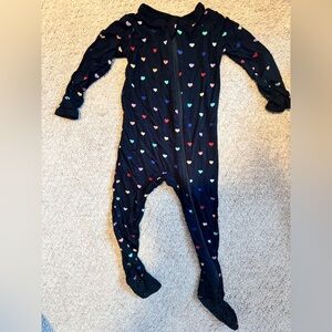 Kyte BABY Zippered Footie in Midnight Rainbow Heart Size 12-18 months